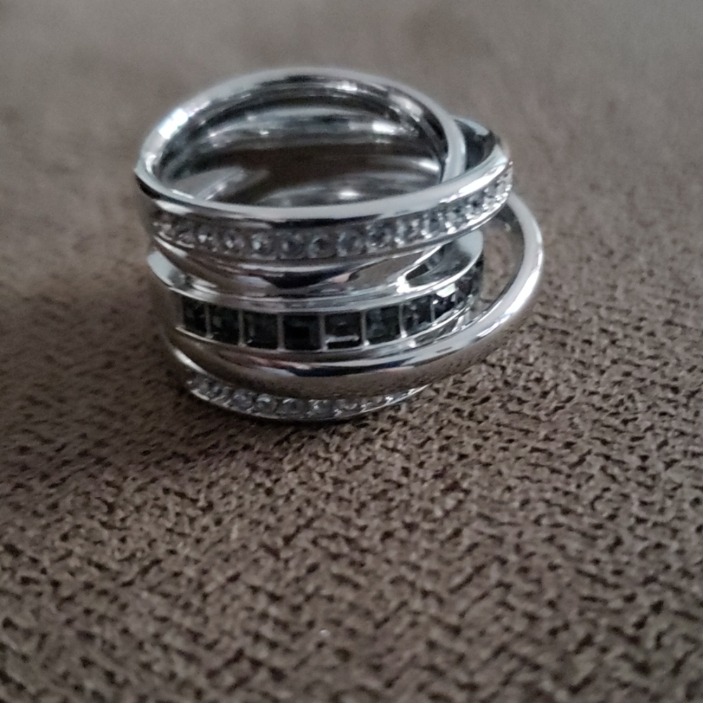 Ring - Picture 3 of 4